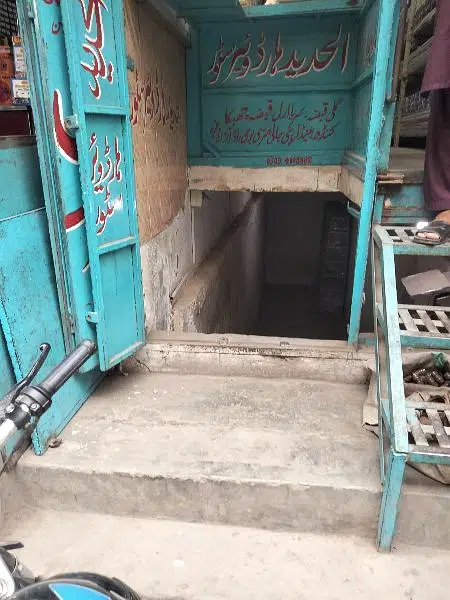 Godam incharge chahye