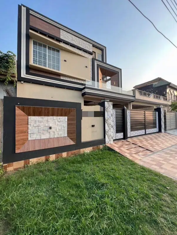 10 Marla Brand New House At Ideal Location In Central Park Lahore