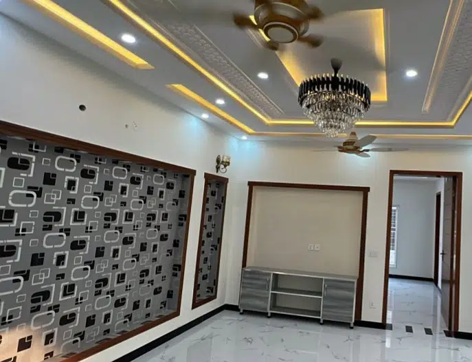 10 Marla Brand New House At Ideal Location In Central Park Lahore