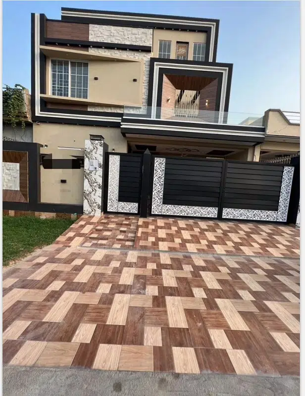 10 Marla Brand New House At Ideal Location In Central Park Lahore