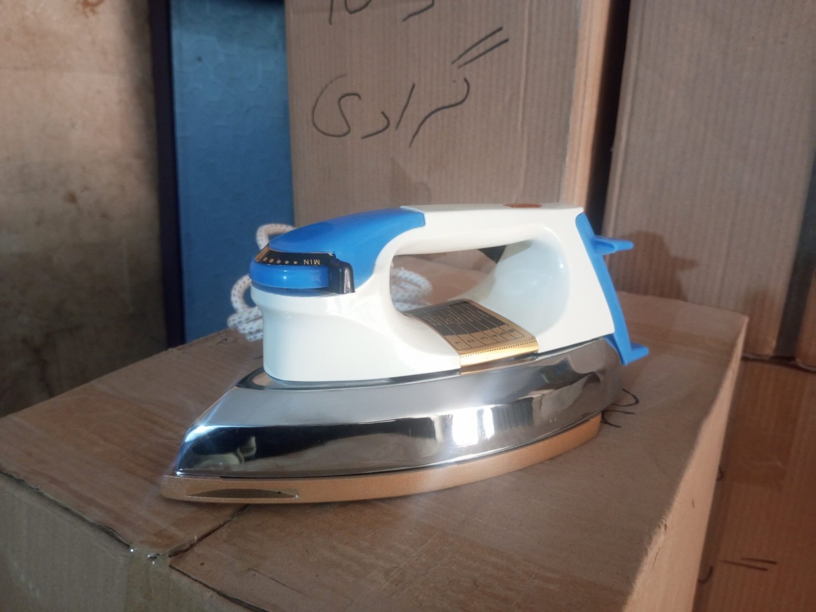 Deluxe Automatic Dry Iron-Five Year Warranty-Heavy Duty-Five Year warranty-Power: 1000 Watts Voltage: 220V Non-Stick Coating Sole Plate Resist
