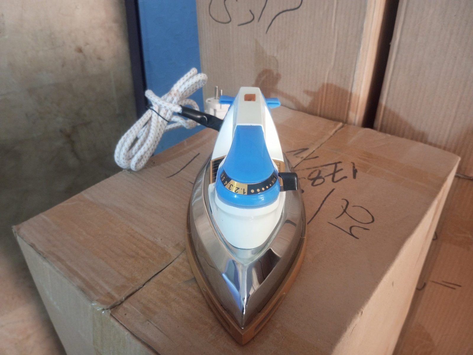 Deluxe Automatic Dry Iron-Five Year Warranty-Heavy Duty-Five Year warranty-Power: 1000 Watts Voltage: 220V Non-Stick Coating Sole Plate Resist