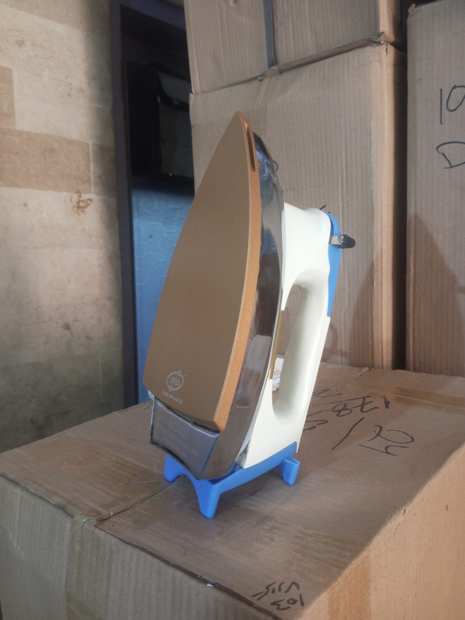 Deluxe Automatic Dry Iron-Five Year Warranty-Heavy Duty-Five Year warranty-Power: 1000 Watts Voltage: 220V Non-Stick Coating Sole Plate Resist
